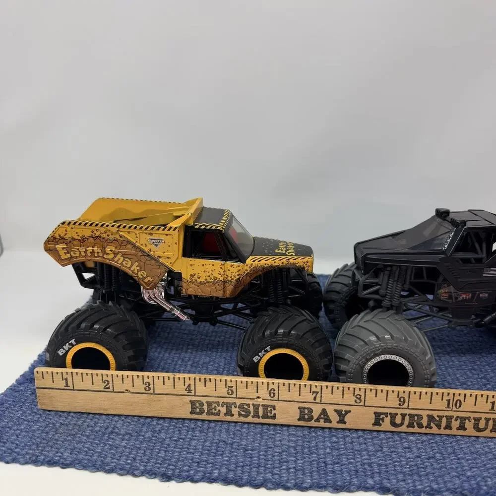 2 Earth Shaker Monster Jam Truck 1/24 Scale BKT 2022 909 Big One